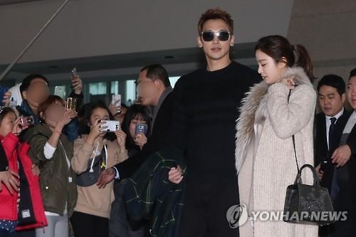 Singer Rain and actress Kim Tae-hee pose for photos at Incheon International Airport before leaving for their honeymoon in Bali on Jan. 22, 2017. (Yonhap)