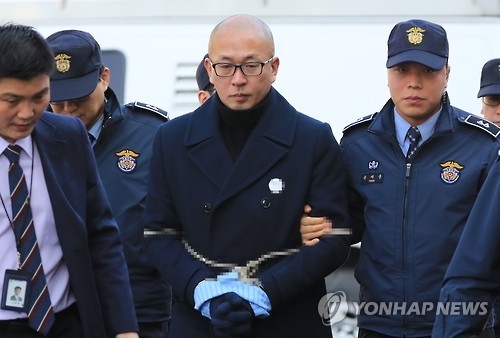 Cha Eun-taek (C) arrives at the Constitutional Court in Seoul on Jan. 23, 2017, to testify at President Park Geun-hye's impeachment trial. (Yonhap)