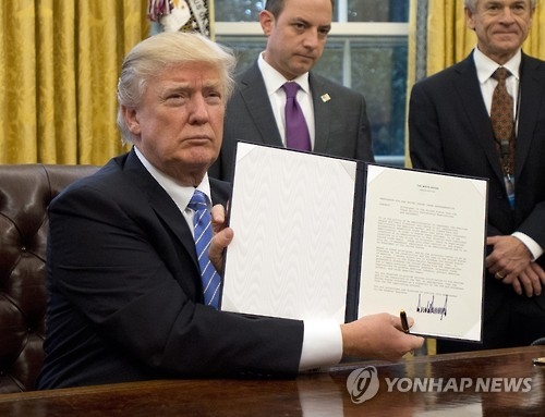 (2nd LD) Trump signs executive order withdrawing U.S. from TPP - 1