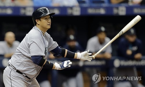 In this Associated Press file photo taken on June 16, 2016, Lee Dae-ho, then of the Seattle Mariners, watches his double against the Tampa Bay Rays during their regular season game at Tropicana Field in St. Petersburg, Florida. (Yonhap) 