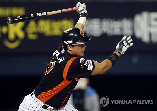 In this file photo taken on Oct. 4, 2016, Hwang Jae-gyun, then of the Lotte Giants in the Korea Baseball Organization, delivers a single against the Doosan Bears at Jamsil Stadium in Seoul. (Yonhap)