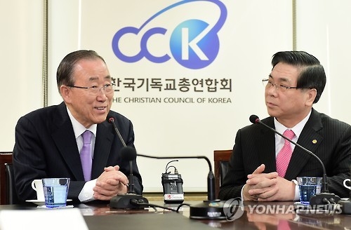 Former U.N. Secretary-General Ban Ki-moon speaks with Lee Young-hoon, the president of the Christian Council of Korea (CCK) at the CCK office in Seoul on Jan. 24, 2017. (Yonhap) 