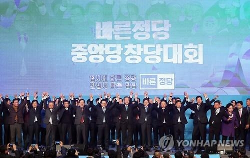 Choung Byoung-gug (8th from R), chief of the Bareun Party, and its members pose for a photo on Jan. 24, 2017, during a convention in Seoul to mark the launch of the party, a splinter group of lawmakers who have broken off from the ruling Saenuri Party. (Yonhap)