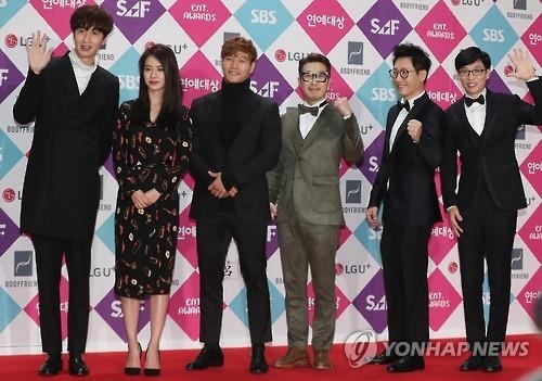 "Running Man" members pose for photos before attending the 2016 SBS Awards Festival in southern Seoul on Dec. 25, 2016. (Yonhap) 