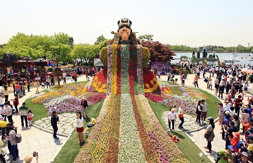 This 2016 file photo shows people visiting an annual international flower show in the city of Goyang just north of Seoul. (Yonhap)