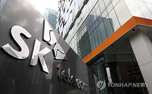 (LEAD) SK Telecom's Q4 profit soars 62 pct on reduced costs - 1