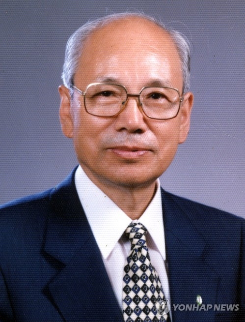 The file photo shows former South Korean Red Cross Chief Suh Young-hoon. (Yonhap) 