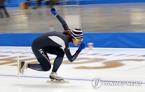South Korean speed skater Lee Sang-hwa trains at Gangneung Oval in Gangneung, Gangwon Province, on Feb. 3, 2017, ahead of the International Skating Union World Single Distances Speed Skating Championships. (Yonhap)
