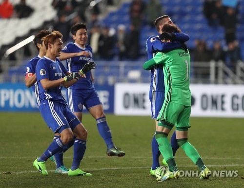 Ulsan Hyundai players celebrate with their goalkeeper Kim Yong-dae after winning a penalty shootout against Hong Kong's Kitchee SC in an Asian Football Confederation Champions League playoff match at Munsu Football Stadium in Ulsan on Feb. 7, 2017. (Yonhap)