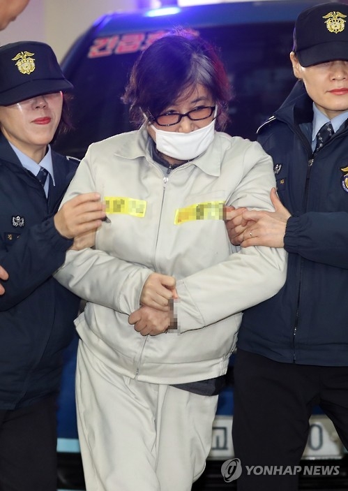 (LEAD) Park's confidante answers summons for questioning