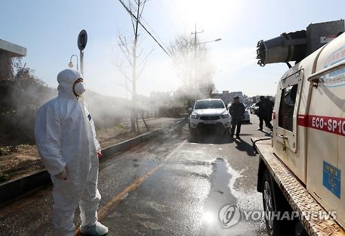 In this file photo, a vehicle sprays disinfectant on a road in Gwangju, about 330 kilometers south of Seoul, on Jan. 31, 2017, as a precaution to prevent the spread of avian influenza after seven pigeons were found dead there. The nation's deadliest outbreak of bird flu has ravaged poultry farms nationwide since mid-November. (Yonhap)