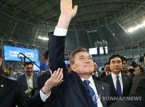 Moon Jae-in waves to supporters at a stadium in Seoul after winning the presidential nomination of the liberal Democratic Party on April 3, 2017. (Yonhap)