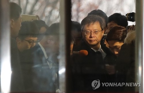 Woo Byung-woo, former senior presidential secretary for civil affairs, arrives at the National Assembly in Seoul on Dec. 22, 2016, for a parliamentary hearing. Woo is one of the key figures in the corruption scandal surrounding former President Park Geun-hye and her confidante Choi Soon-sil. The former aide is suspected of condoning and abetting Choi's influence peddling in state affairs. (Yonhap)