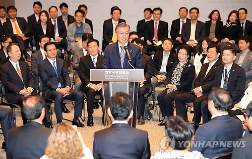 President front-runner Moon Jae-in of the liberal Democratic Party (at podium) speaks during a special lecture for members of the Korea Chamber of Commerce and Industry in Seoul on April 14, 2017. (Yonhap)