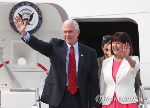 U.S. Vice President Mike Pence and his wife Karen Pence wave after landing at a U.S. air base in Pyeongtaek, 70 kilometers south of Seoul, on April 16, 2017. (Yonhap)