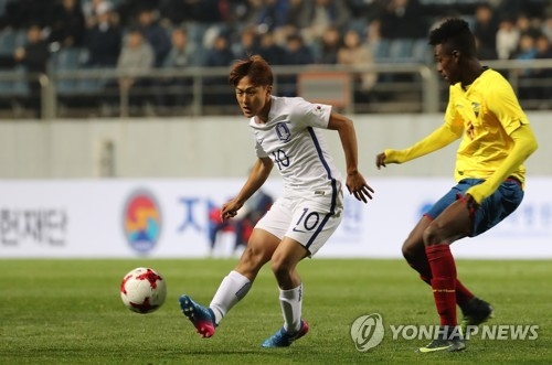 In this file photo taken on March 30, 2017, South Korean forward Lee Seung-woo (L) passes the ball during a match against Ecuador at a FIFA U-20 World Cup test event in Seogwipo, Jeju Island. (Yonhap)