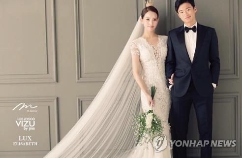 In this photo provided by Jeonbuk Hyundai Motors football club, Kim Jin-su (R), the team's fullback, poses with his fiance, Kim Jung-ah, in a pre-wedding picture. (Yonhap)