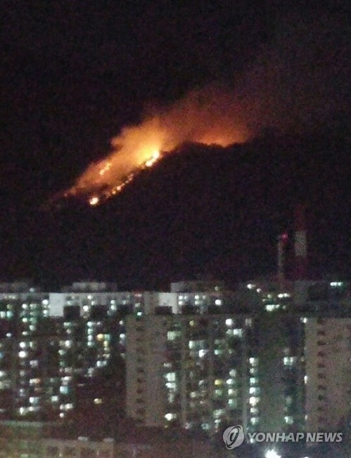This photo, provided on June 1, 2017, shows a fire breaking out on Mount Surak in northern Seoul. (Yonhap)