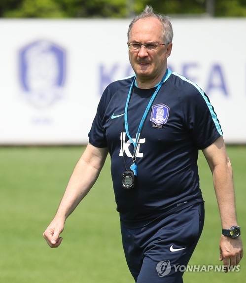 South Korea's men's national football team head coach Uli Stielike watches his players during training at the National Football Center in Paju, north of Seoul, on June 1, 2017. (Yonhap)