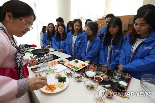 Foreign tourists enjoy Korean food, find some dishes overly spicy: poll - 1
