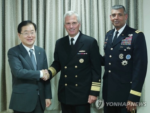 Chung Eui-yong (L), director of South Korea's presidential National Security Office, shakes hands with V. Adm. James Syring, director of the U.S. Missile Defense Agency, before their meeting in Seoul on June 5, 2017. (Photo courtesy of Cheong Wa Dae) (Yonhap)