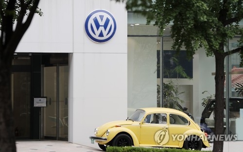In this photo taken on July 24, 2016, a Volkswagen vehicle parks in front of a dealership in southern Seoul, a day before the German carmaker voluntarily stopped selling its 79 models in South Korea due to the emissions cheating scandal. (Yonhap) 