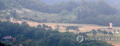 The photo, taken on June 7, 2017, shows two THAAD launchers deployed at what used to be a private golf club in Seongju, 300 kilometers south of Seoul, that has been acquired and provided by Seoul's defense ministry for the U.S. missile defense program. (Yonhap)