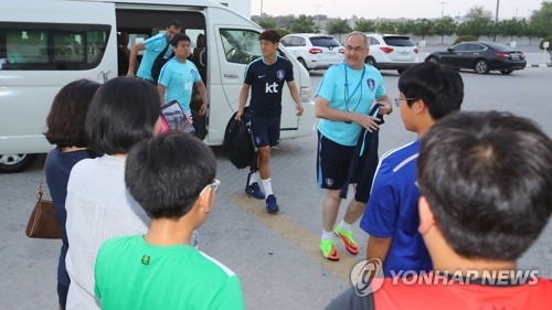 South Korea's national football team coaching staff and players are welcomed by South Korean residents in Ras Al Khaimah, the United Arab Emirates, as they arrive at Emirates Club Stadium for training on June 6, 2017. (Yonhap)