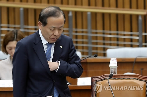 Constitutional Court chief nominee Kim Yi-su attends a parliamentary confirmation hearing at the National Assembly in Seoul on June 8, 2017. (Yonhap)