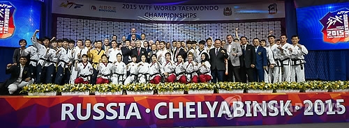 In this photo provided by the World Taekwondo Federation (WTF) on May 12, 2015, demonstration teams of the WTF and the North Korea-lead International Taekwondo Federation pose for pictures after their joint performance during the opening ceremony of the 2015 WTF World Taekwondo Championships in Chelyabinsk, Russia. (Yonhap)