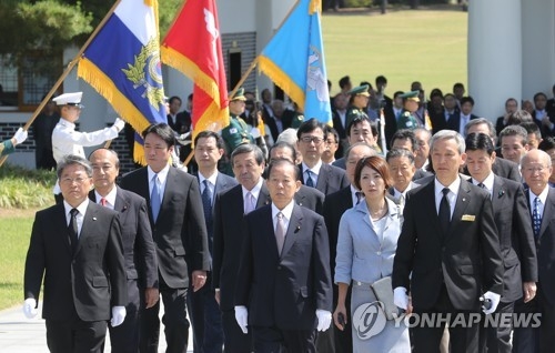 Toshihiro Nikai (C), special envoy for Japanese Prime Minister Shinzo Abe, and other Japanese officials visit the Seoul National Cemetery on June 12, 2017. (Yonhap)