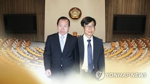 This image, provided by Yonhap News TV, shows Constitutional Court chief nominee Kim Yi-su (L) and Fair Trade Commission chief nominee Kim Sang-jo. (Yonhap)
