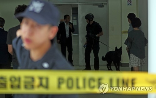Personnel from the military bomb squad canvas the explosion area with a bomb-sniffing dog at Yonsei University on June 13, 2017 (Yonhap) 