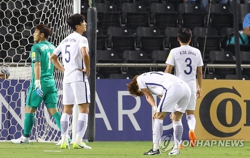 South Korean players react to a third goal by Qatar in a 3-2 loss in the teams' World Cup qualifying match at Jassim Bin Hamad Stadium in Doha on June 13, 2017. (Yonhap)