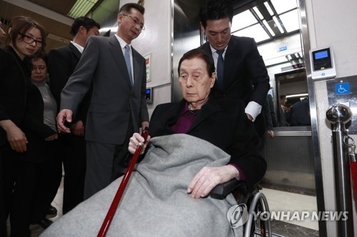 In this file photo taken March 20, 2017, Shin Kyuk-ho, founder of South Korea's fifth-largest business group Lotte, arrives at a court in a wheelchair for questioning in Seoul. The trial began on the day for Shin and his family members who are accused of embezzlement and breach of trust. The conglomerate is also implicated in a graft scandal, suspected of giving bribes to former President Park Geun-hye's close friend for business favors. (Yonhap)