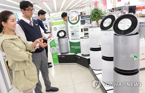 Clients look at air purifiers at an outlet run by LG Electronics Inc. in downtown Seoul on April 14, 2017. (Yonhap)