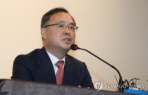 Lee Yong-soo, the Korea Football Association technical committee chief, speaks at a press conference at the National Football Center in Paju, north of Seoul, announcing dismissal of the national foootball team head coach Uli Stielike on June 15, 2017. (Yonhap)