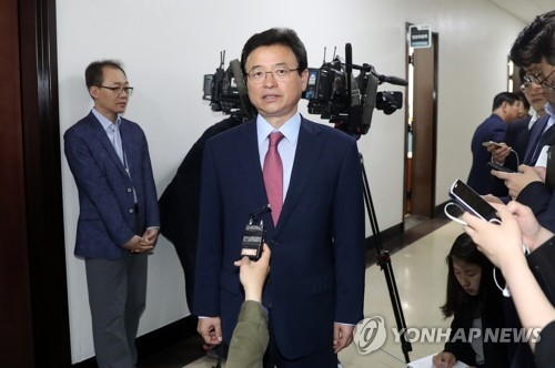 This photo, taken on May 17, 2017, shows Rep. Lee Cheol-woo of the main opposition Liberty Korea Party speaking to the press at the National Assembly in Seoul. (Yonhap)