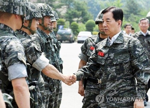 South Korean Defense Minister Han Min-koo (R) visits the 2nd Marine Division in Gimpo, Gyeonggi Province, on June 16, 2017, in this photo provided by his ministry. (Yonhap)