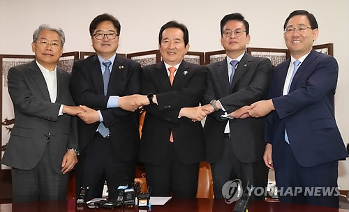National Assembly Speaker Chung Sye-kyun (C) and the floor leaders of the major parties hold hands together before their regular meeting at the legislature in Seoul on June 19, 2017. (Yonhap)