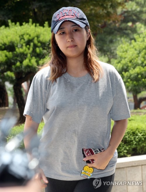 The file photo, taken on June 13, 2017, captures Chung Yoo-ra, the daughter of Choi Soon-sil, walking into the Seoul Central District Prosecutors' Office to face questioning over an influence-peddling case involving her mother and former President Park Geun-hye. (Yonhap) 