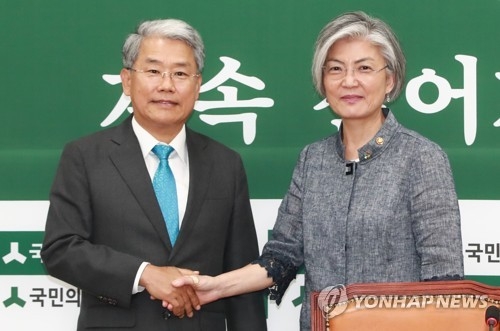 Foreign Minister Kang Kyung-wha (R) shakes hands with Kim Dong-cheol, the floor leader of the minor opposition People's Party, before their talk at the National Assembly in Seoul on June 20, 2017. (Yonhap)