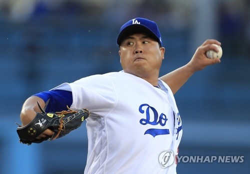 In this EPA photo, Ryu Hyun-jin of the Los Angeles Dodgers throws a pitch against the New York Mets in their Major League Baseball game at Dodger Stadium in Los Angeles on June 22, 2017. (Yonhap)