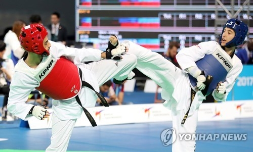 Mourad Laachraoui of Belgium (L) and Dionysios Rapsomanikis of Greece compete in the round of 16 match in the men's under-54kg class at the World Taekwondo Federation World Taekwondo Championships at T1 Arena in Muju, North Jeolla Province, on June 24, 2017. (Yonhap)