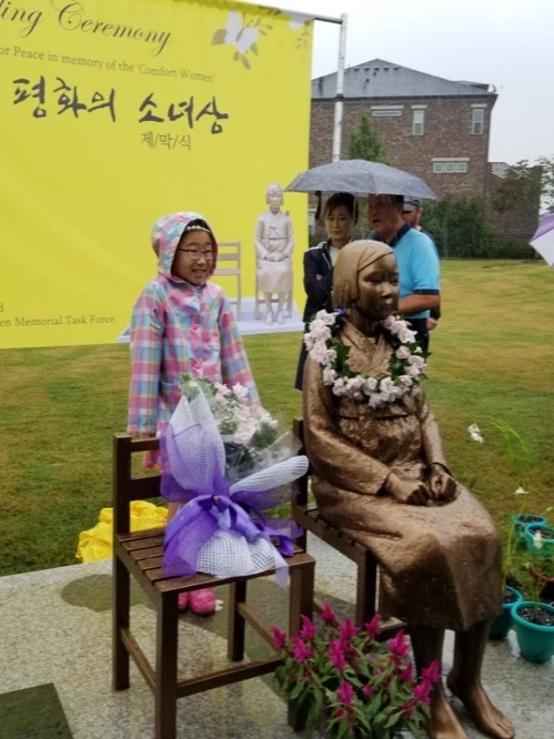 A girl's statue symbolizing victims of Japan's wartime sexual slavery is unveiled in the U.S. city of Brookhaven on June 30. (photo courtesy of the Atlanta Comfort Women Memorial Task Force)