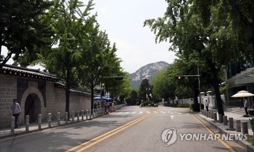 This photo, taken on June 26, 2017, shows a road in front of the presidential office Cheong Wa Dae in Seoul. (Yonhap)