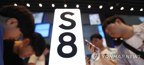 (4th LD) Samsung posts surprise, record-high operating profit for Q2 - 1