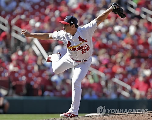 In this photo taken by the Associated Press on June 11, 2017, St. Louis Cardinals pitcher Oh Seung-hwan pitches against the Philadelphia Phillies. (Yonhap) 