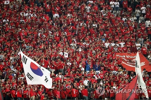 In this file photo taken on Sept. 1, 2016, South Korean supporters cheer for the national football team during the 2018 FIFA World Cup Asian qualifying match between South Korea and China at Seoul World Cup Stadium in Seoul. (Yonhap)