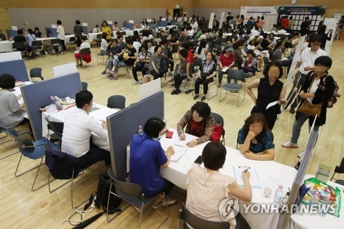 This file photo, taken on July 7, 2017, shows participants having job consultations with officials at a session held by the Eunpyeong District Office in northwestern Seoul. (Yonhap)